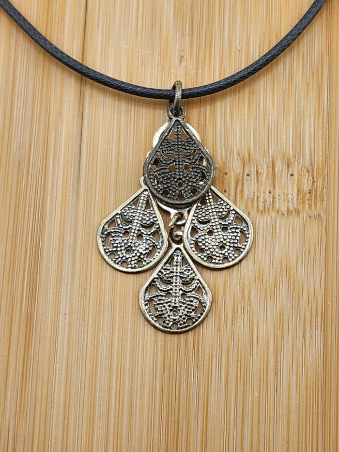 18in Adjustable Filigree Teardrop Pendant Necklace -