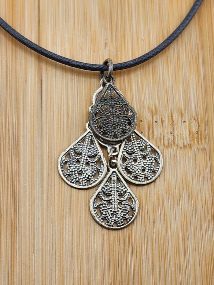 18in Adjustable Filigree Teardrop Pendant Necklace -