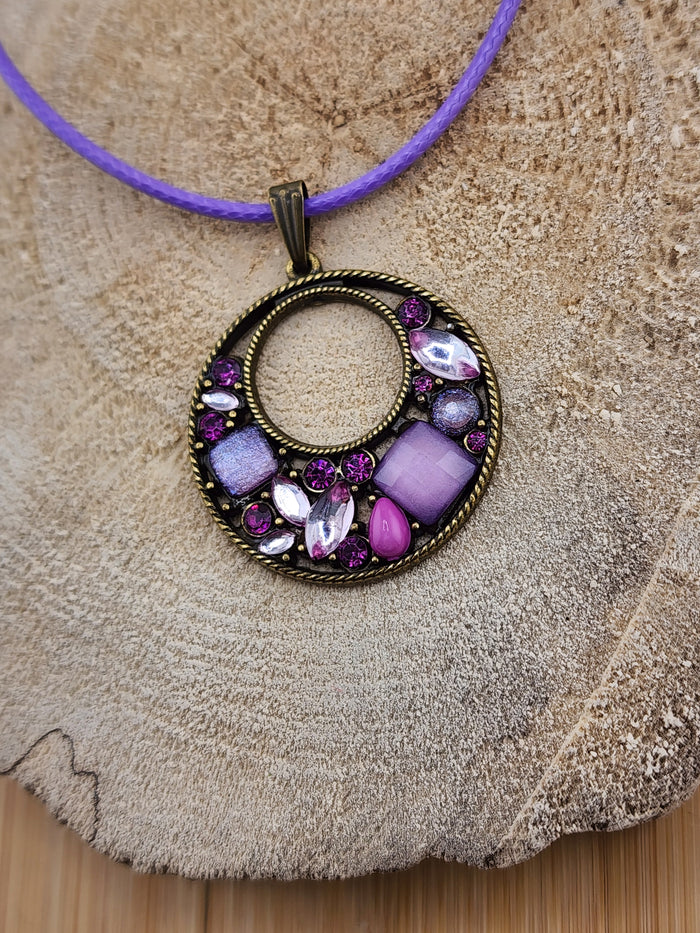 18in Adjustavle Vintage-Inspired Purple Crystal Circle Pendant Necklace