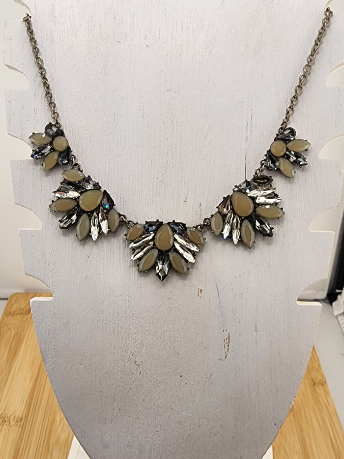 19in Women's Pale Beige and Silver Statement Necklace 0537