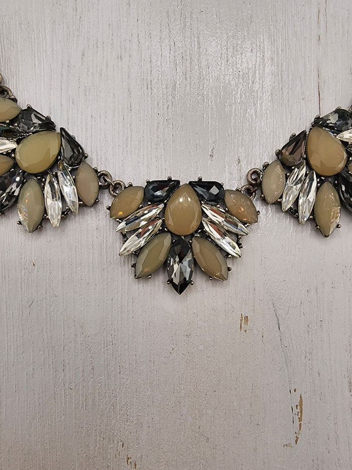 19in Women's Pale Beige and Silver Statement Necklace 0537
