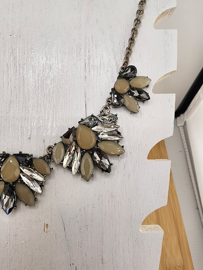 19in Women's Pale Beige and Silver Statement Necklace 0537