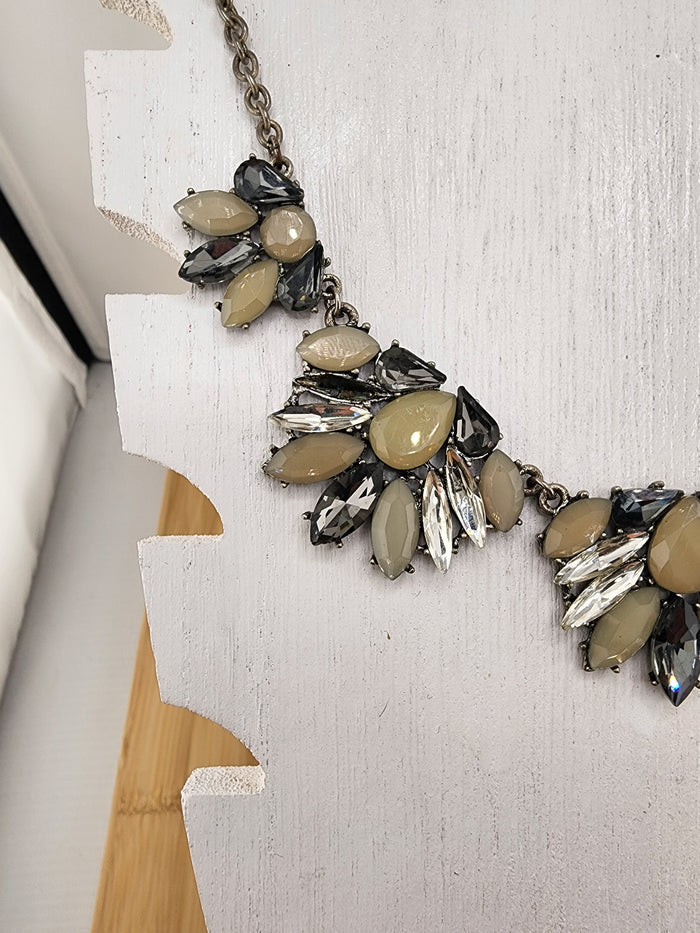 19in Women's Pale Beige and Silver Statement Necklace 0537