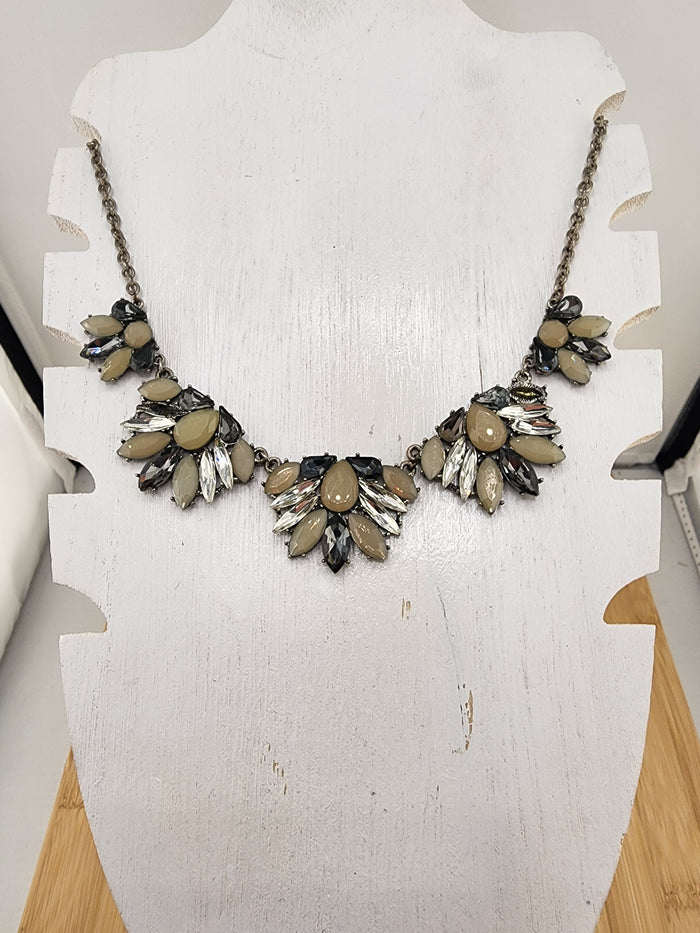 19in Women's Pale Beige and Silver Statement Necklace 0537
