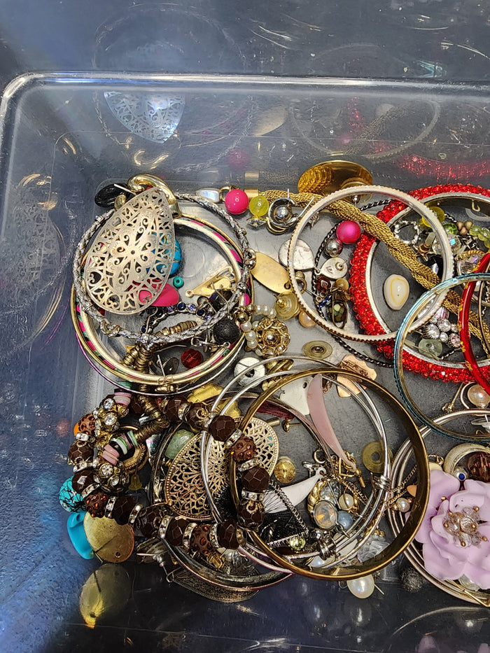 1lb Mixed  Jewelry For Crafting May Or May Not Have Matches  J082026-0