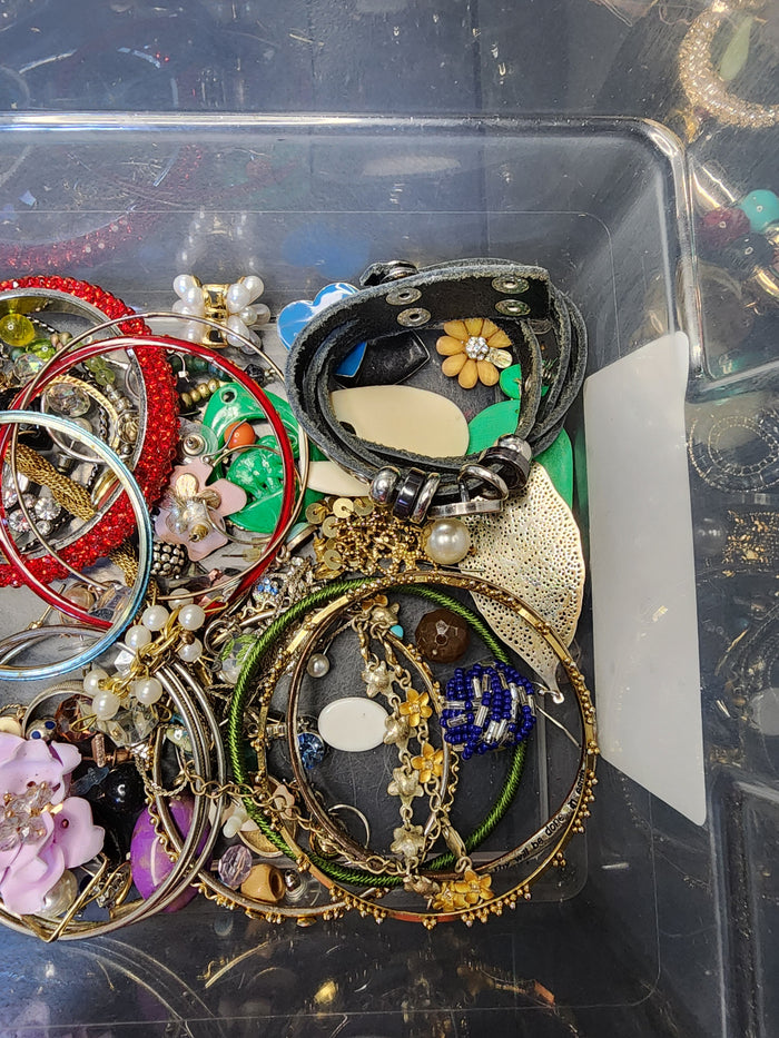 1lb Mixed  Jewelry For Crafting May Or May Not Have Matches  J082026-0