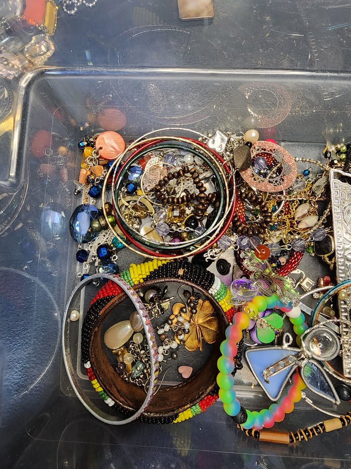 1lb Mixed  Jewelry For Crafting May Or May Not Have Matches  J082026-2
