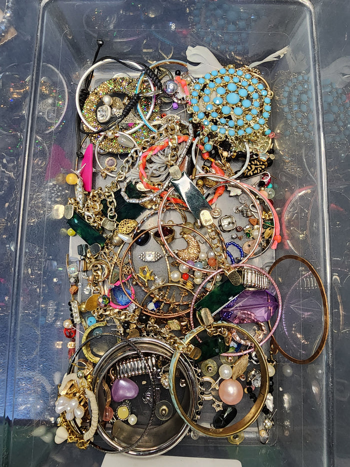1lb Mixed  Jewelry For Crafting May Or May Not Have Matches  J082026-3