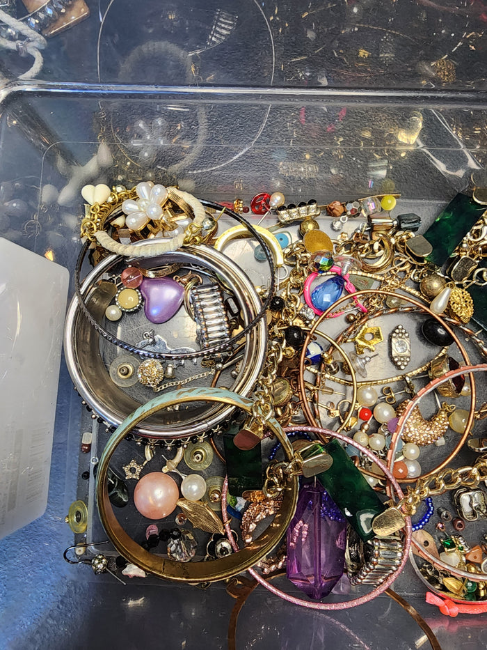 1lb Mixed  Jewelry For Crafting May Or May Not Have Matches  J082026-3
