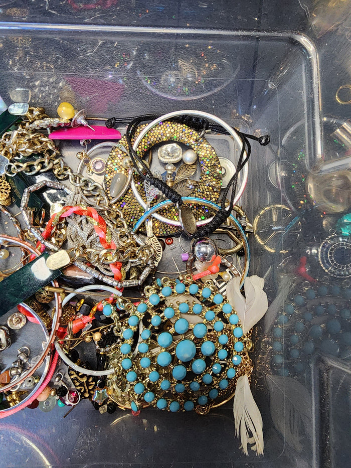 1lb Mixed  Jewelry For Crafting May Or May Not Have Matches  J082026-3