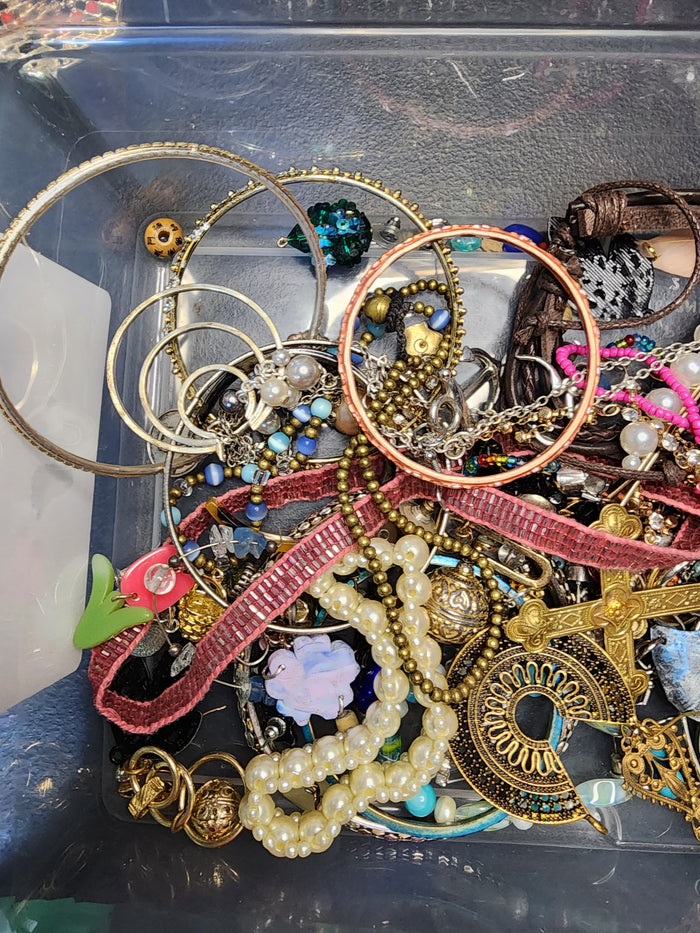 1lb Mixed  Jewelry For Crafting May Or May Not Have Matches J082626-0