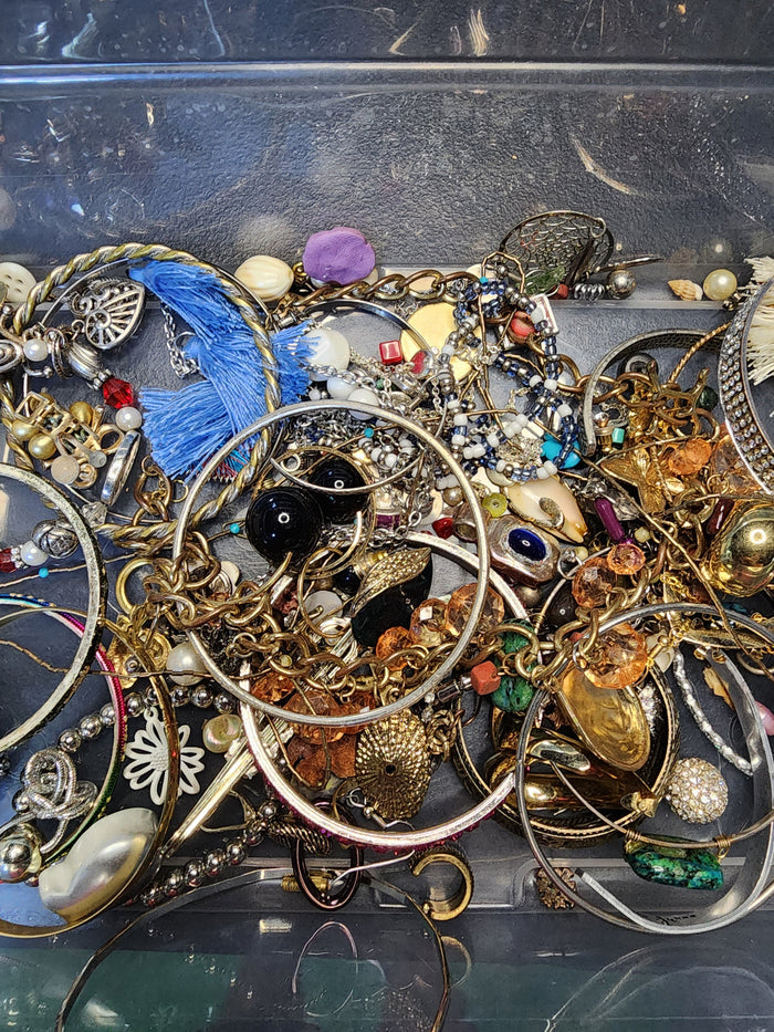 1lb Mixed  Jewelry For Crafting May Or May Not Have Matches J082626-1