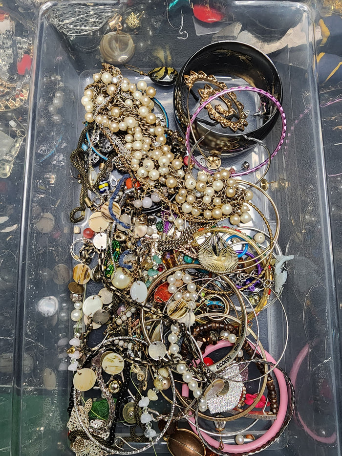 1lb Of Mixed Jewelry For Ctafting May Or May Not Have Matches J082826-0)