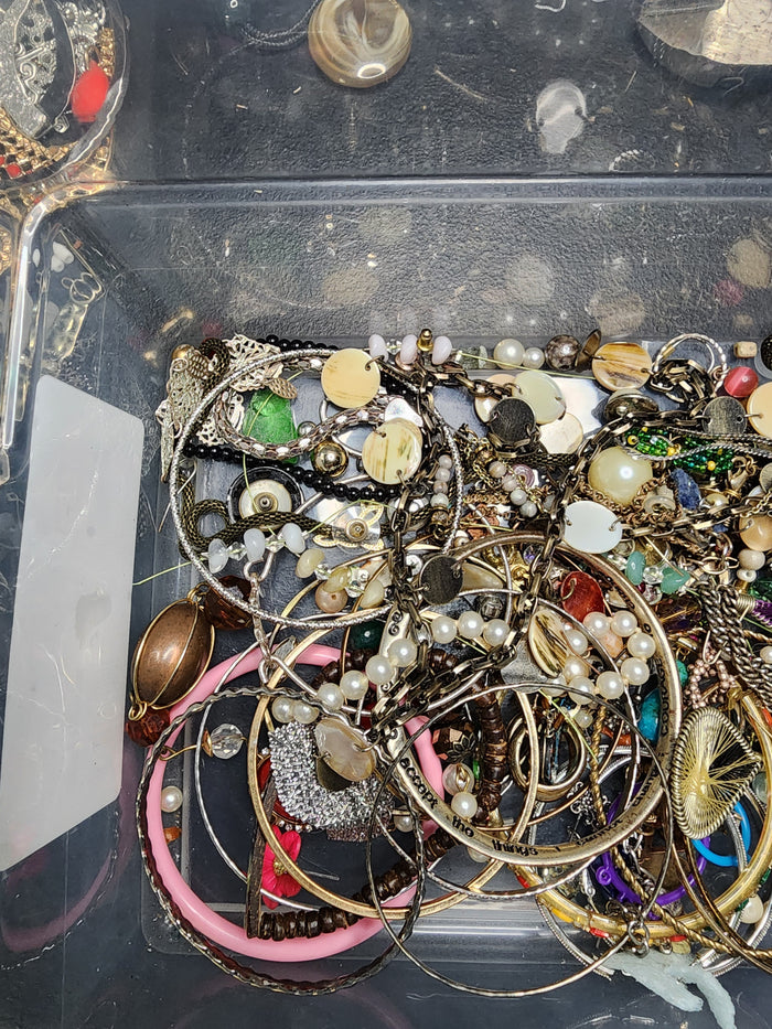 1lb Of Mixed Jewelry For Ctafting May Or May Not Have Matches J082826-0)
