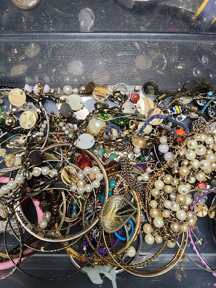 1lb Of Mixed Jewelry For Ctafting May Or May Not Have Matches J082826-0)