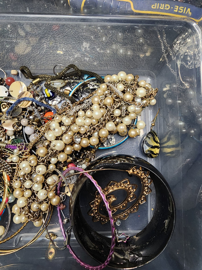 1lb Of Mixed Jewelry For Ctafting May Or May Not Have Matches J082826-0)