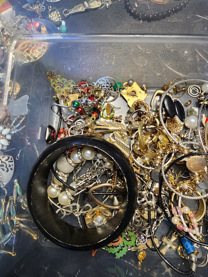 1lb Of Mixed Jewelry For Ctafting May Or May Not Have Matches J090226-1