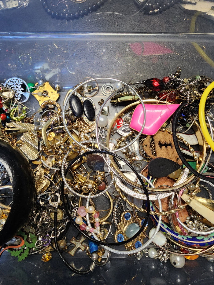 1lb Of Mixed Jewelry For Ctafting May Or May Not Have Matches J090226-1