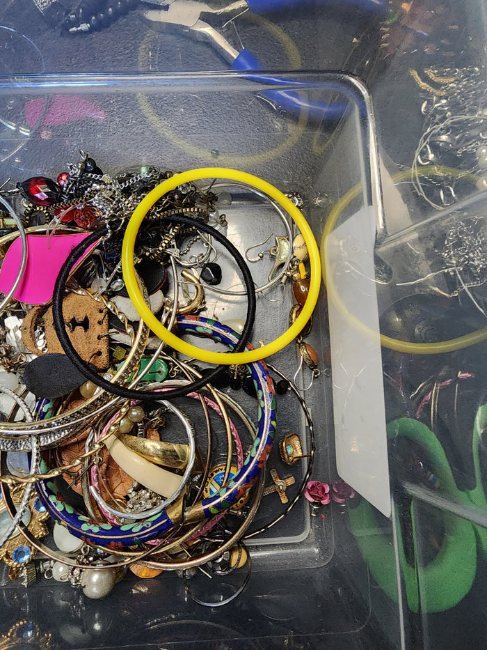 1lb Of Mixed Jewelry For Ctafting May Or May Not Have Matches J090226-1